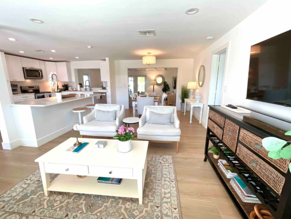 Luxurious Coasal Retreat in Naples - 3-Bedroom, Private Pool